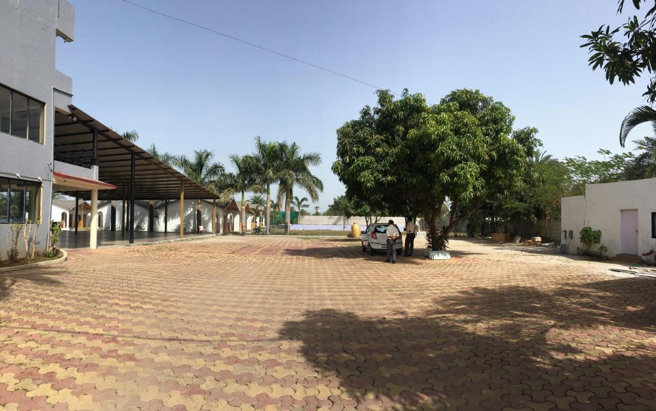 Vits Daman Devka Beach Bagian luar foto